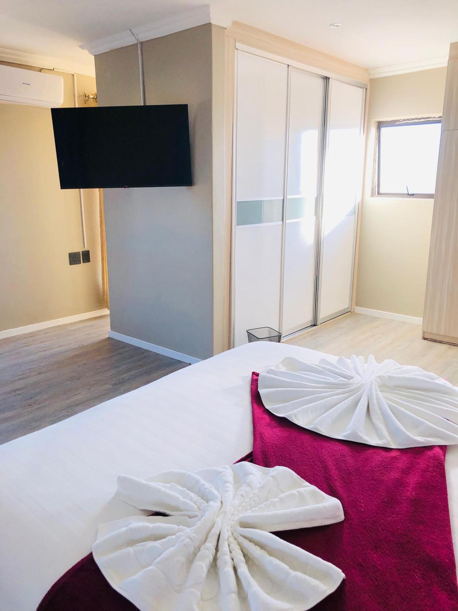 גאבורון Gabz Airport Inn מראה חיצוני תמונה