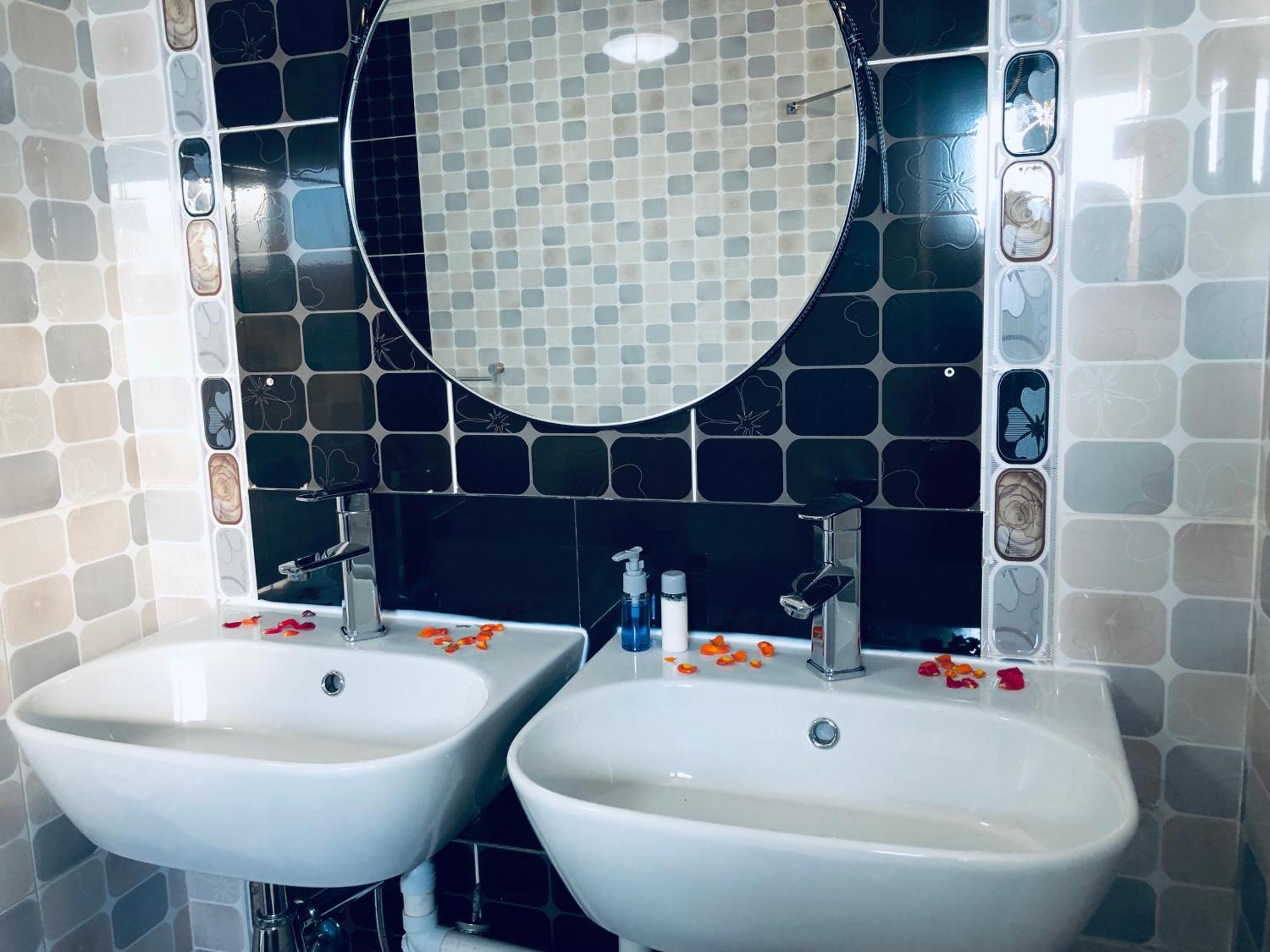 גאבורון Gabz Airport Inn מראה חיצוני תמונה