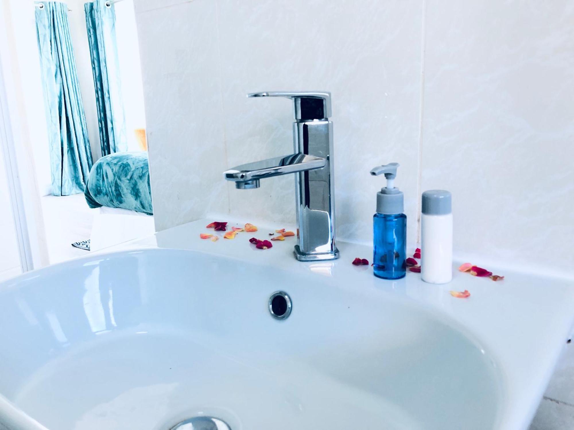 גאבורון Gabz Airport Inn מראה חיצוני תמונה